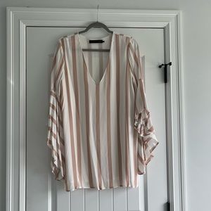 House of Harlow V neck dress with accent sleeves